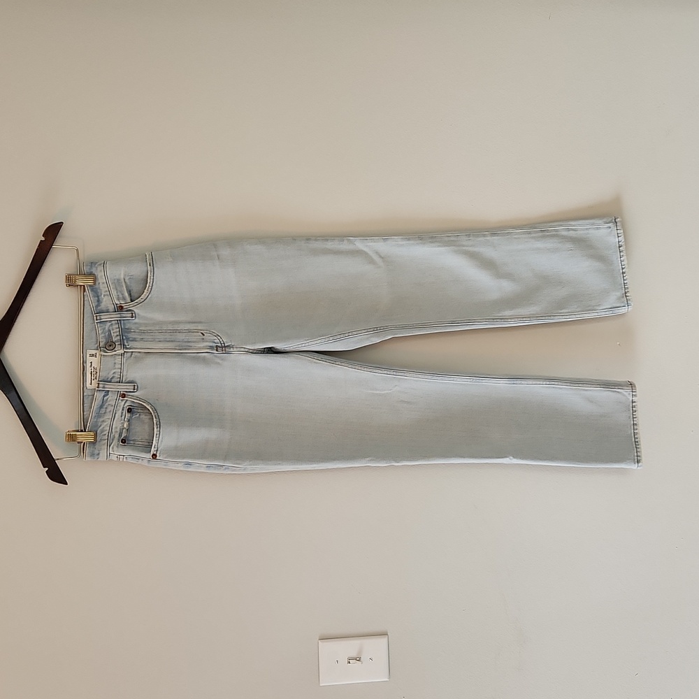 Abercrombie & Fitch Ultra High Rise Ankle Straight Jean - 24
